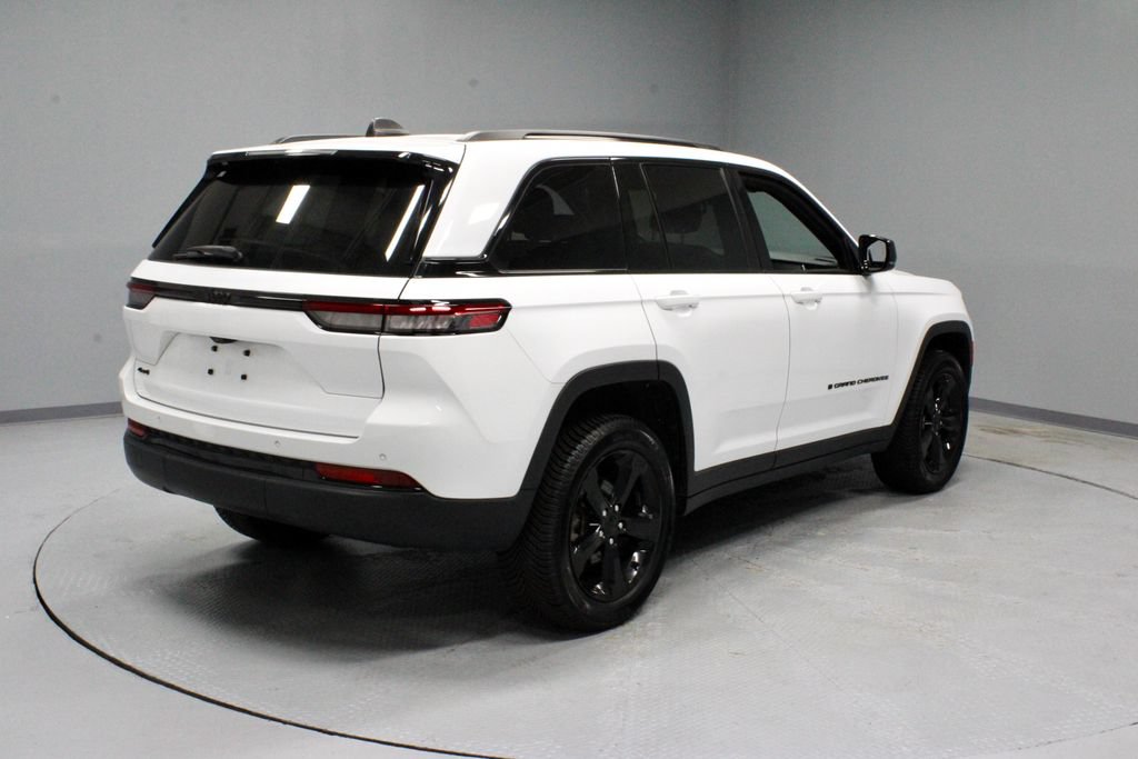 Used 2023 Jeep Grand Cherokee Altitude AWD/4WD image 10