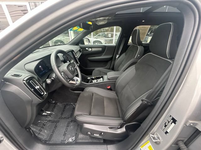 Certified 2025 Volvo XC40 B5 Plus AWD/4WD image 19