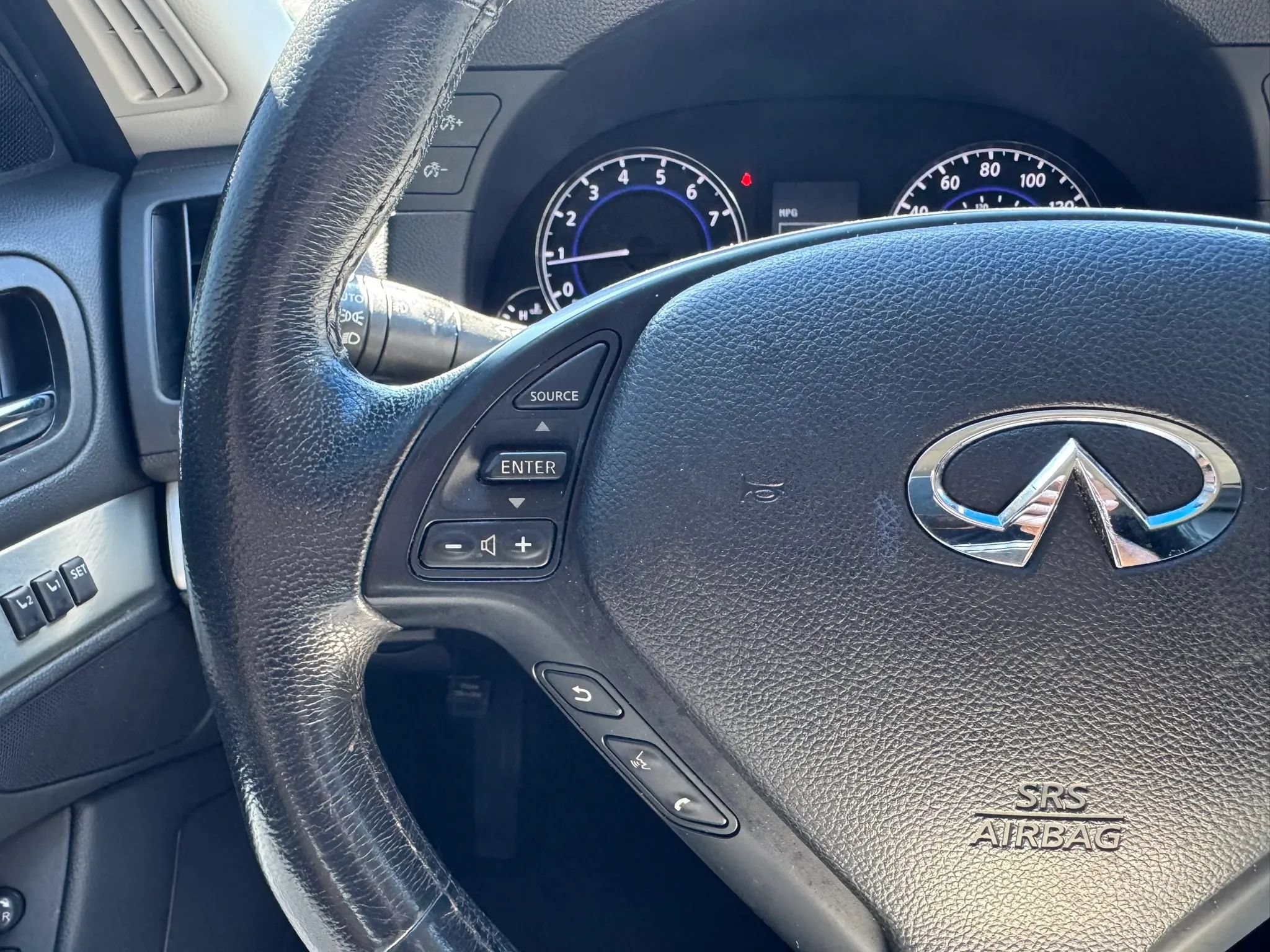 Used 2015 INFINITI Q60 Convertible w/ Premium Package RWD image 21