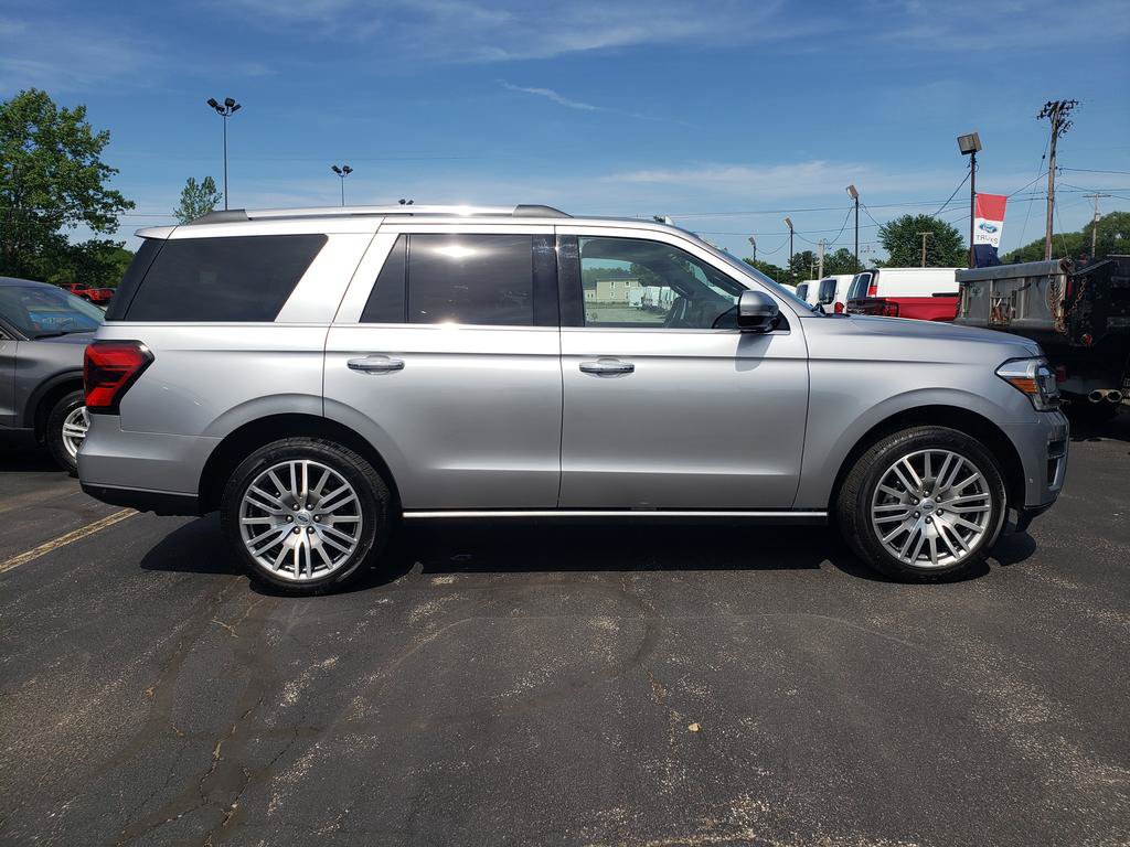 Used 2022 Ford Expedition Limited AWD/4WD image 2