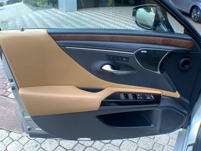 Certified 2022 Lexus ES 300h Ultra Luxury w/ Accessory Package 2 image 13