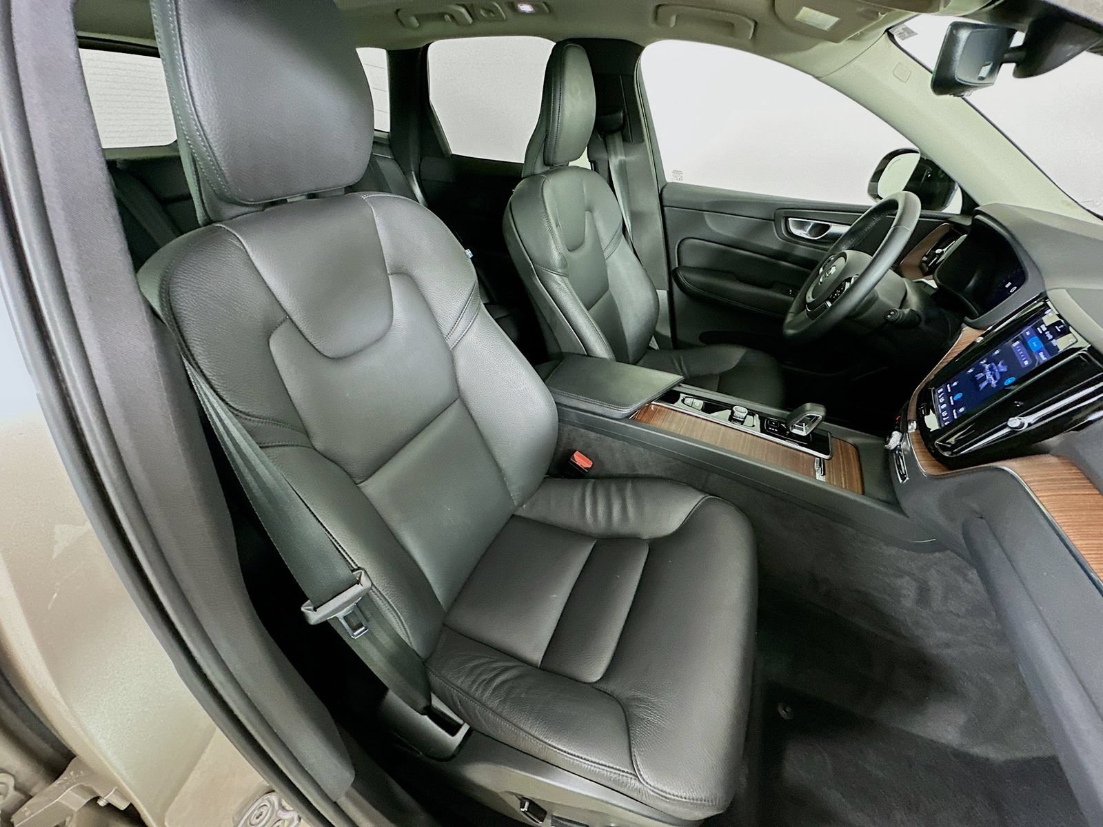 Used 2024 Volvo XC60 B5 Plus w/ Protection Package Premier AWD/4WD image 43