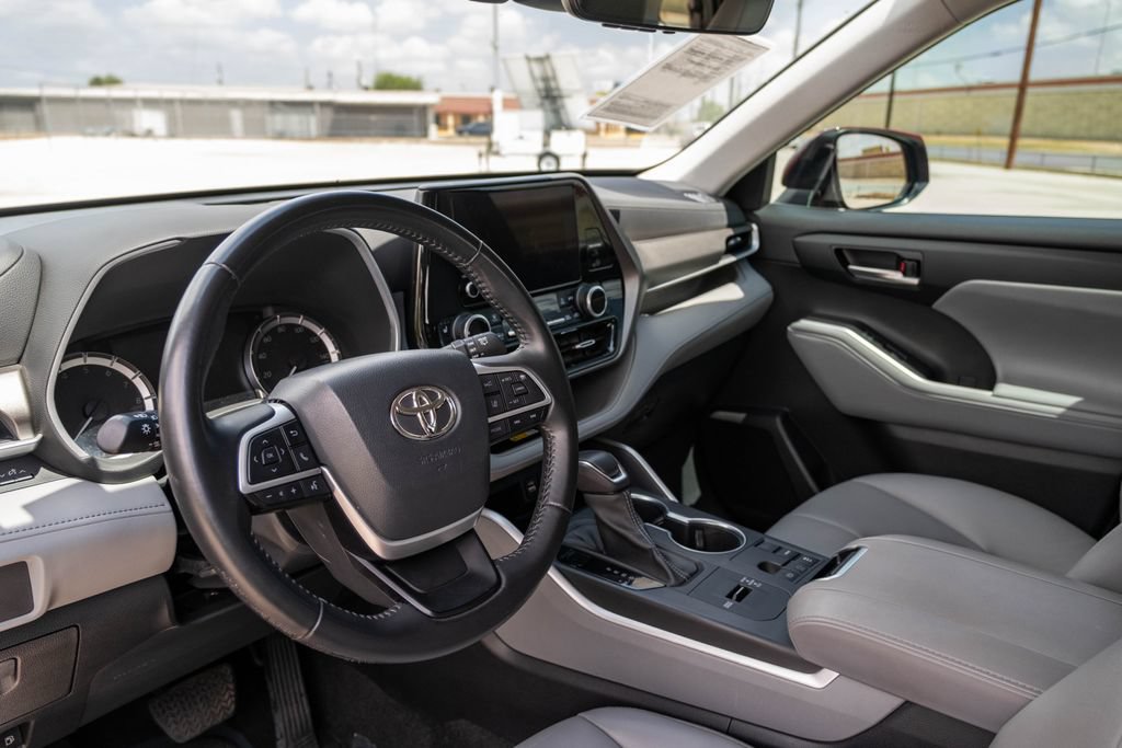Used 2023 Toyota Highlander XLE FWD image 14