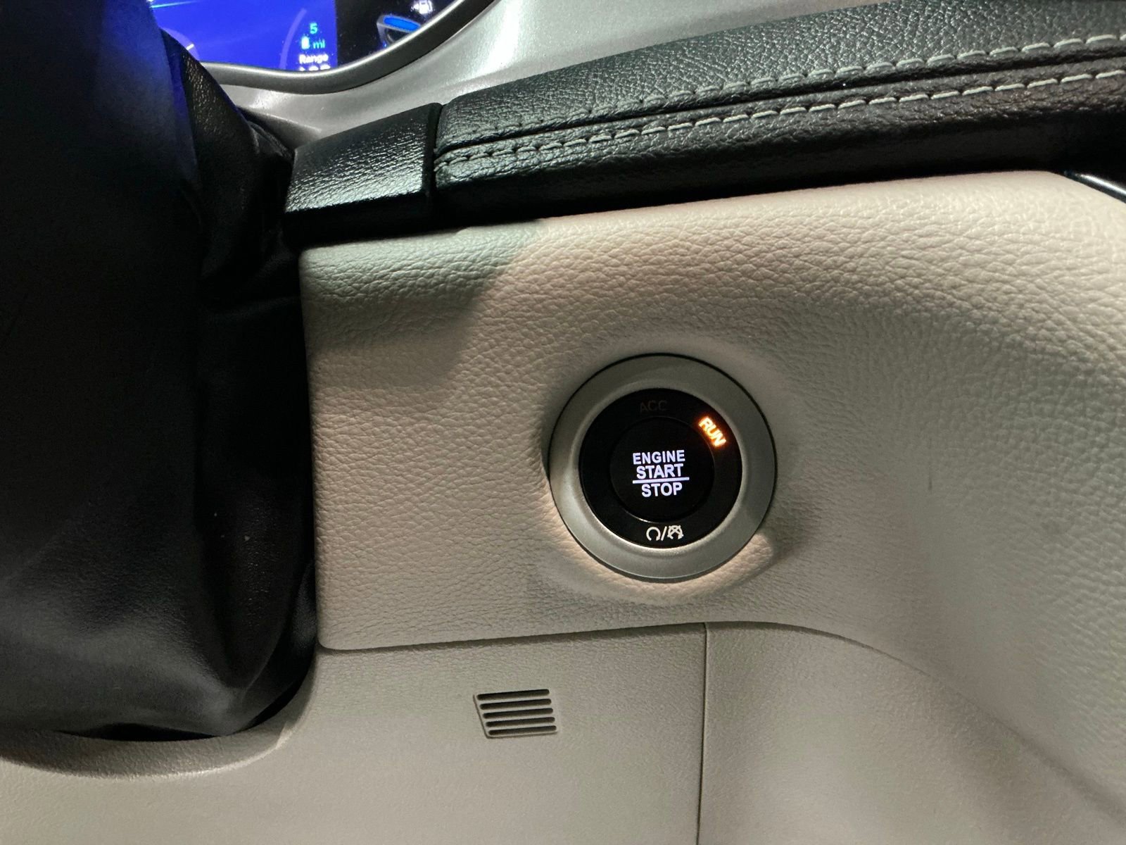 Used 2023 Chrysler Pacifica Touring-L image 29