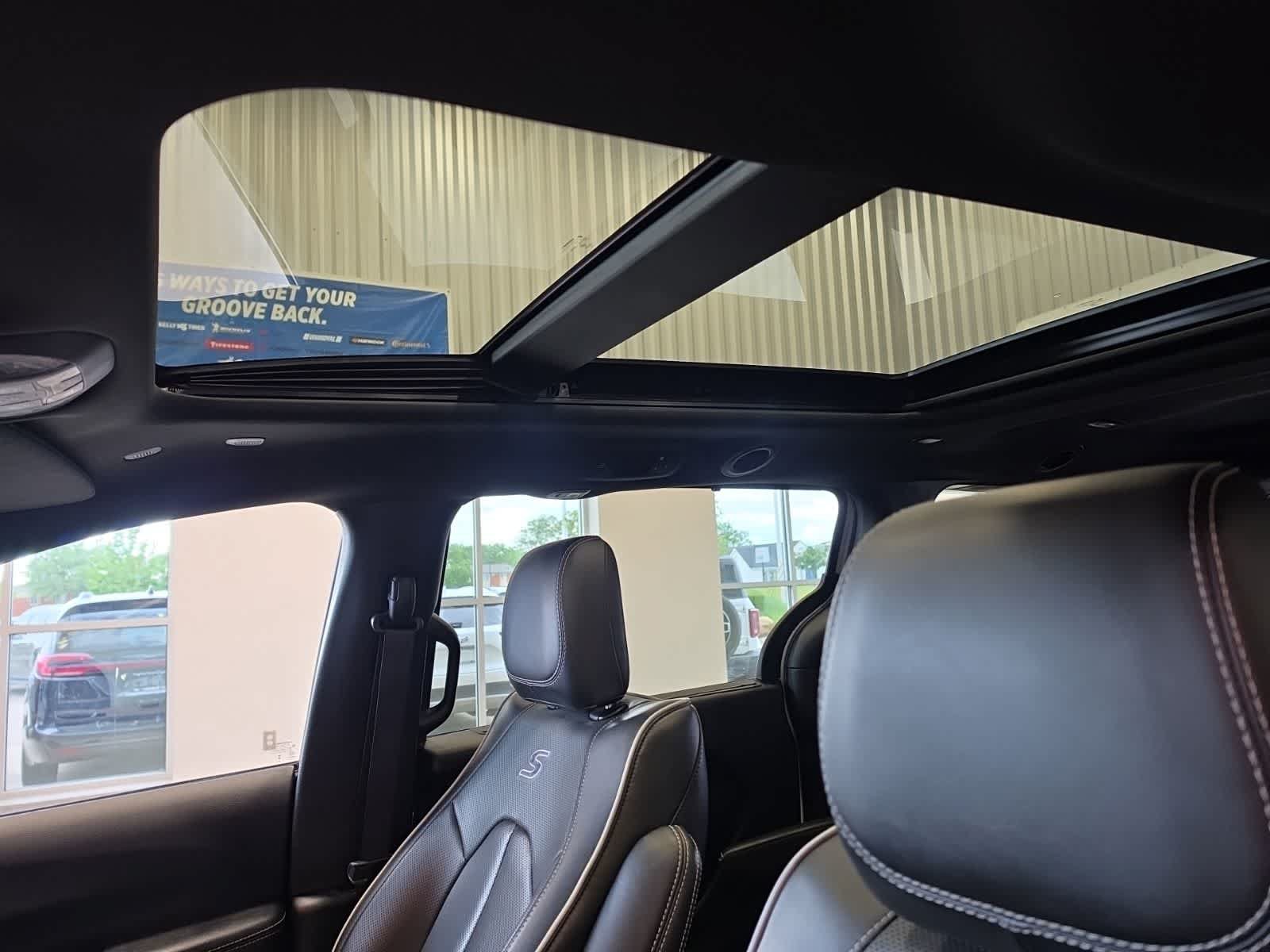 Used 2025 Chrysler Pacifica Limited FWD image 16