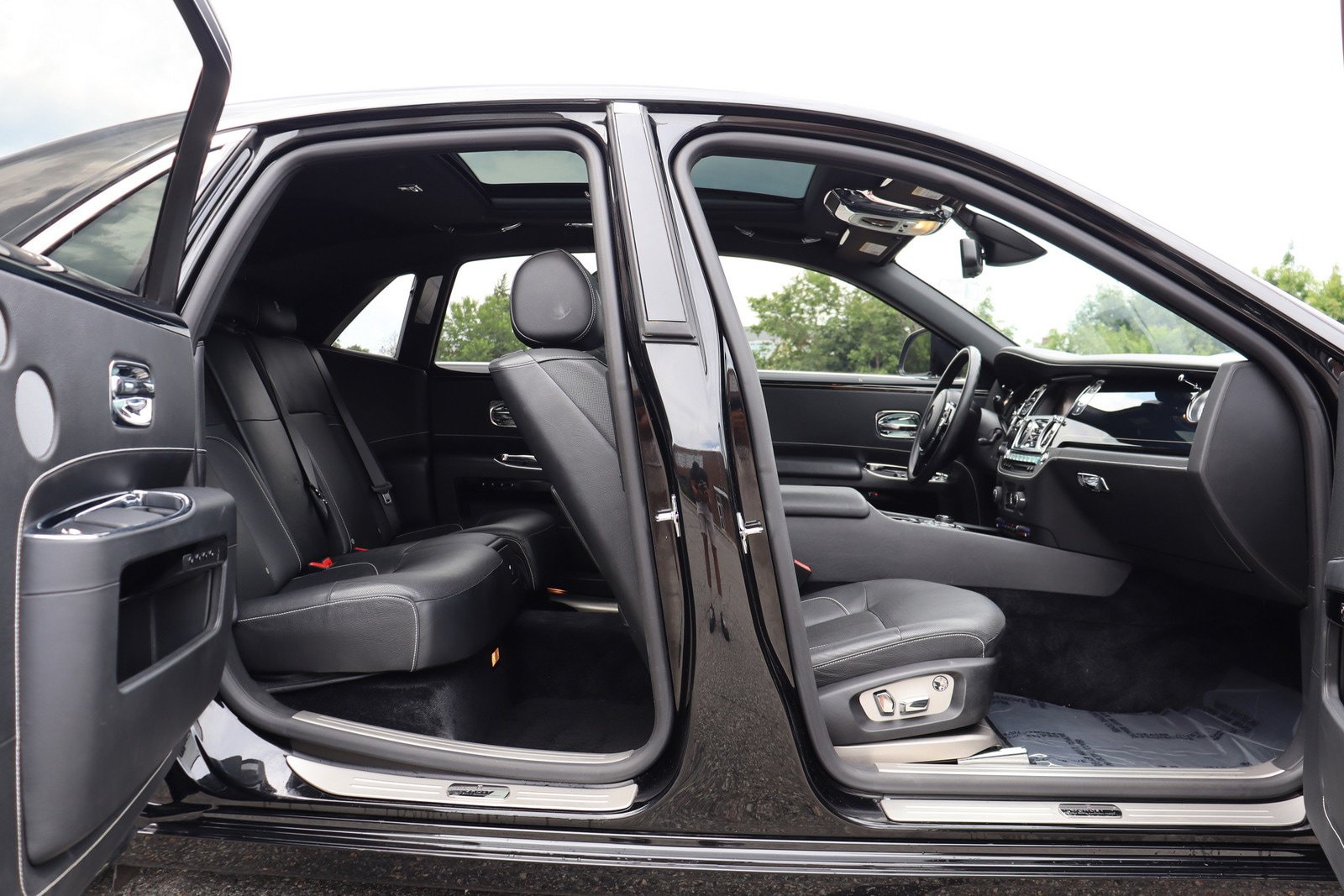 Used 2012 Rolls-Royce Ghost RWD image 22