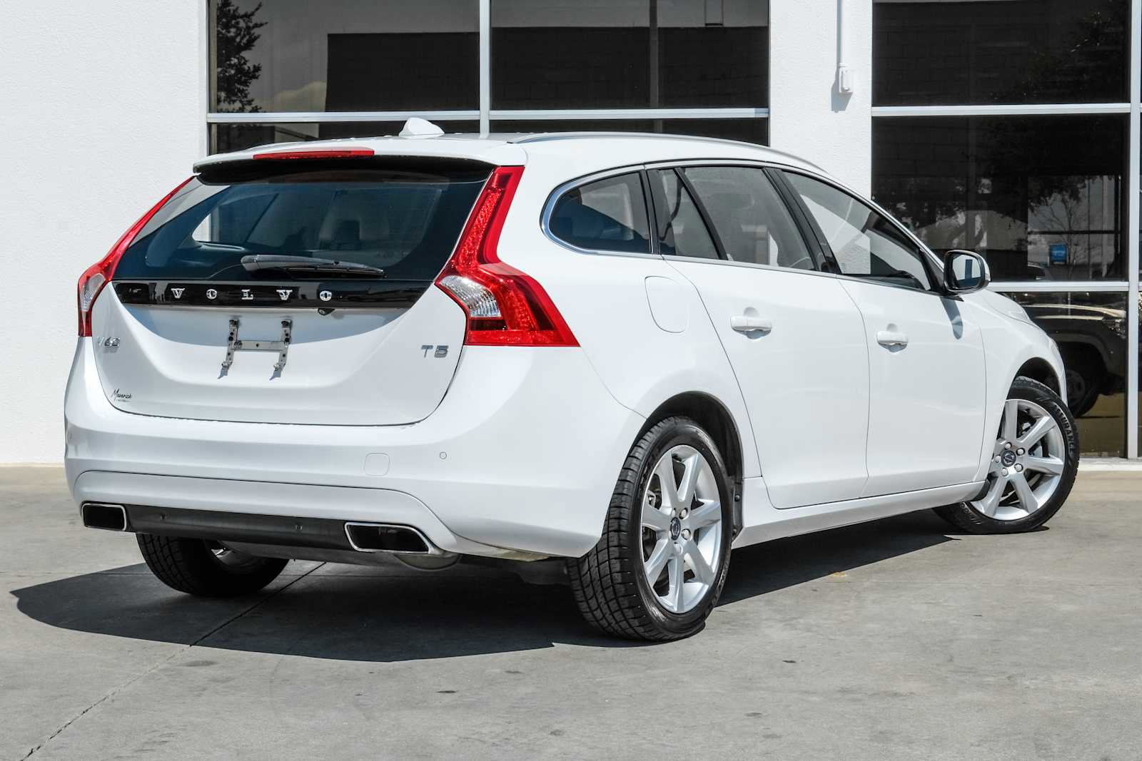 Used 2017 Volvo V60 T5 Premier w/ Convenience Package image 9