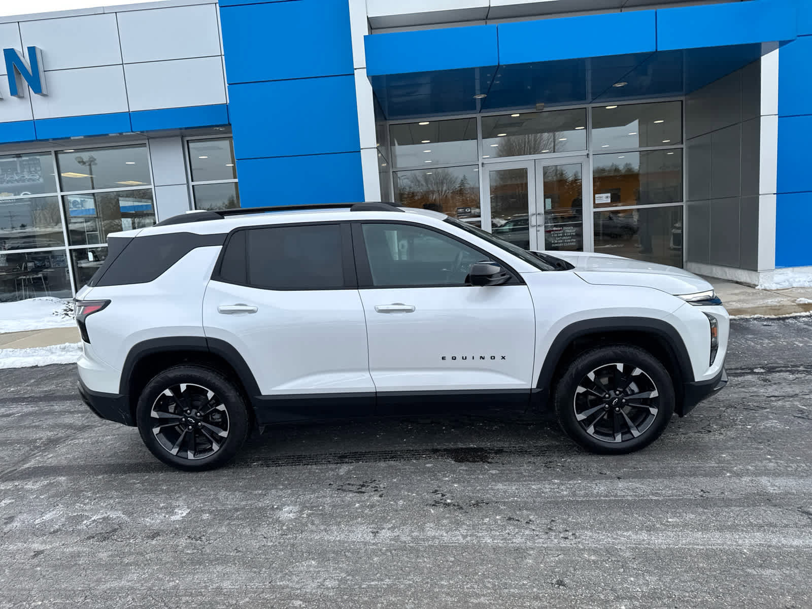 Used 2025 Chevrolet Equinox RS w/ Safety and Technology Package image 3
