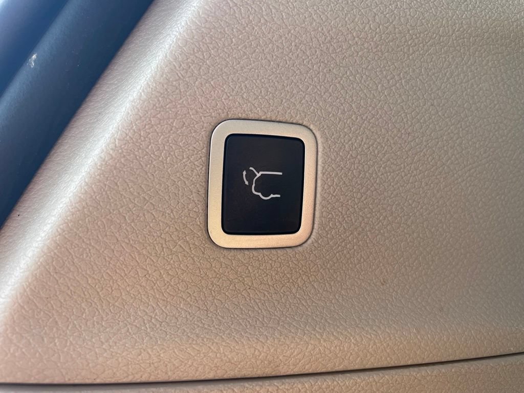Used 2023 Chrysler Voyager LX FWD image 13