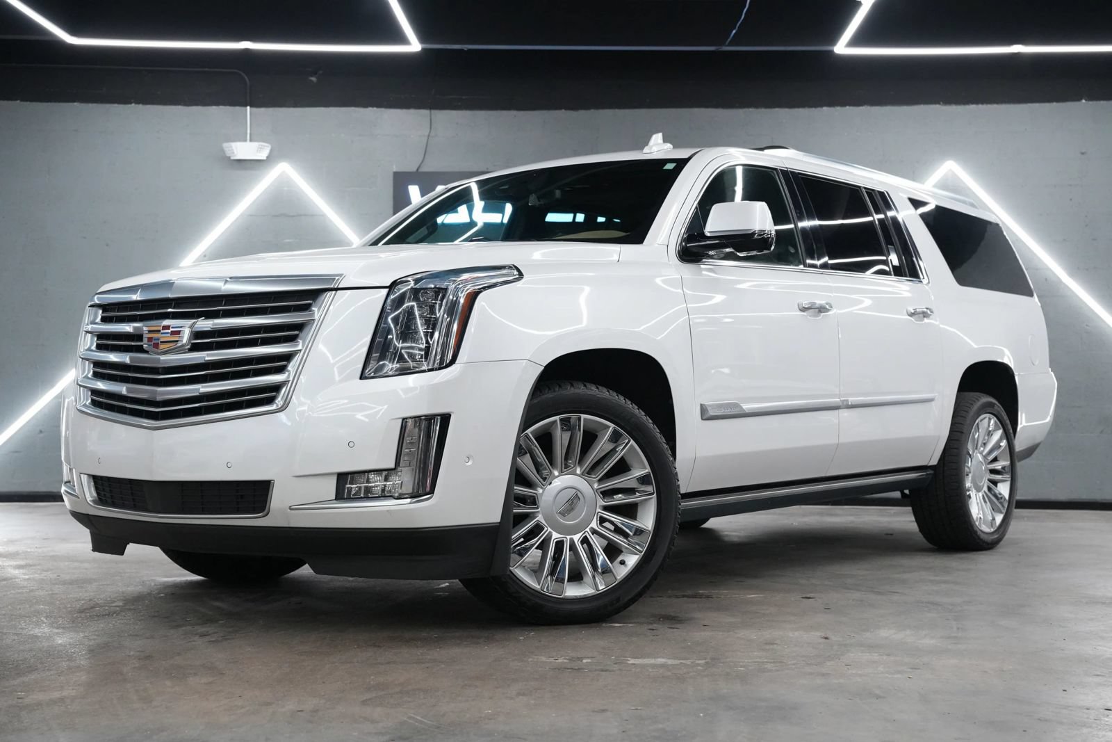 Used 2020 Cadillac Escalade ESV Platinum RWD image 2