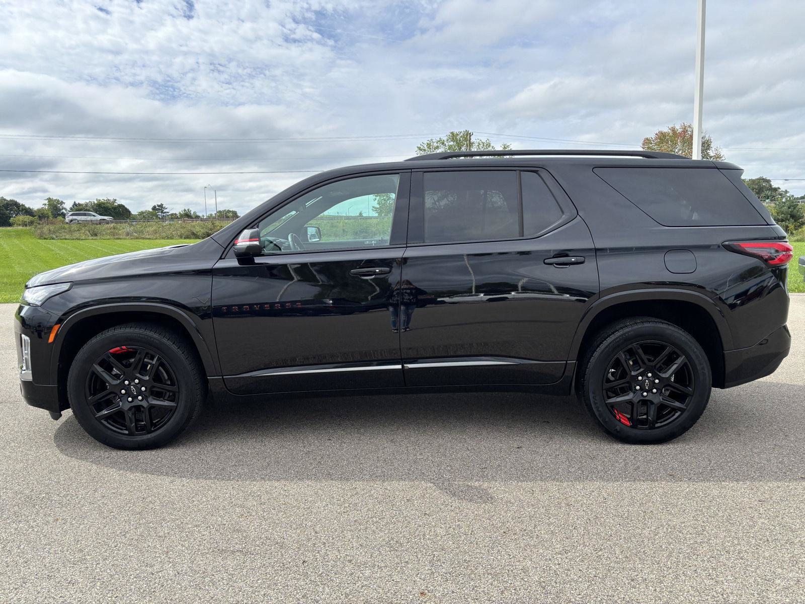 Used 2023 Chevrolet Traverse Premier w/ Redline Edition AWD/4WD image 2