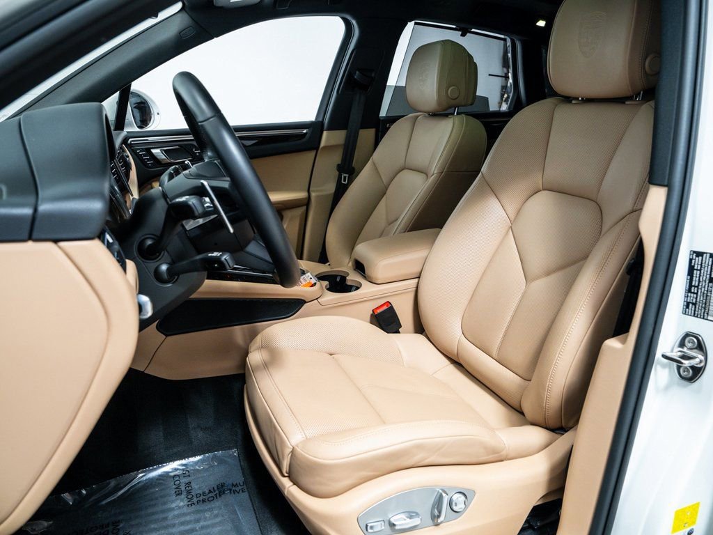 Certified 2025 Porsche Macan image 5