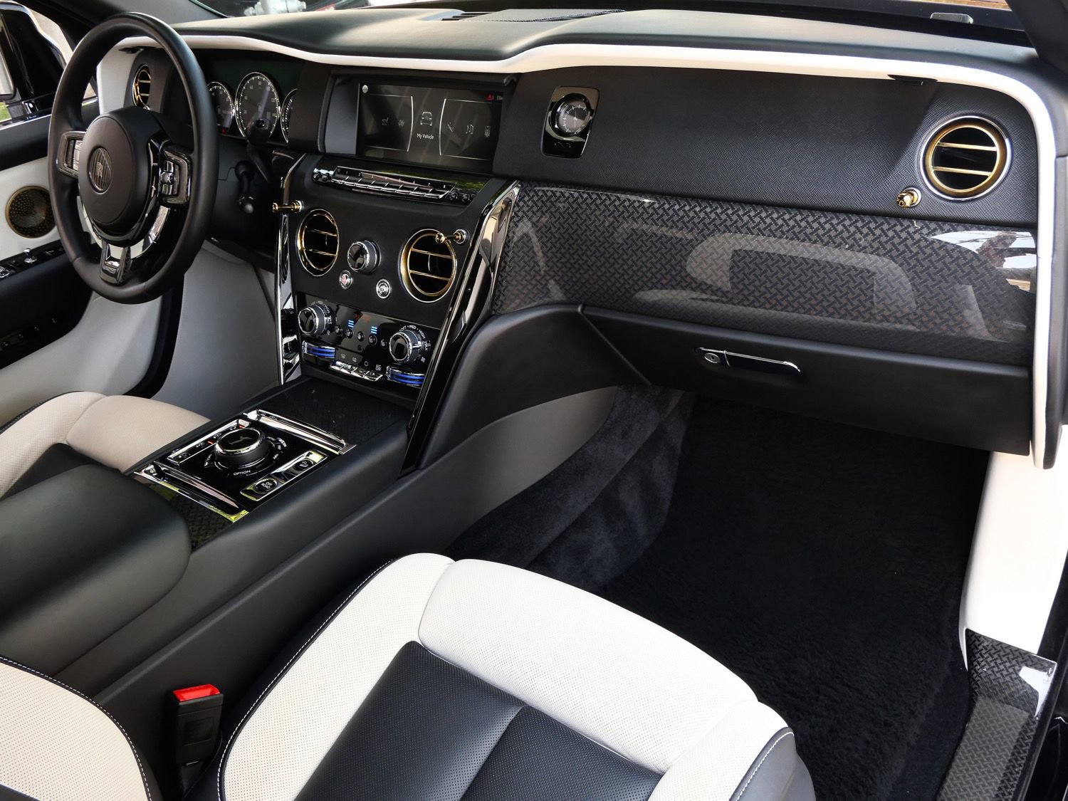 Certified 2022 Rolls-Royce Cullinan Black Badge w/ Dark Exterior Package AWD/4WD image 18