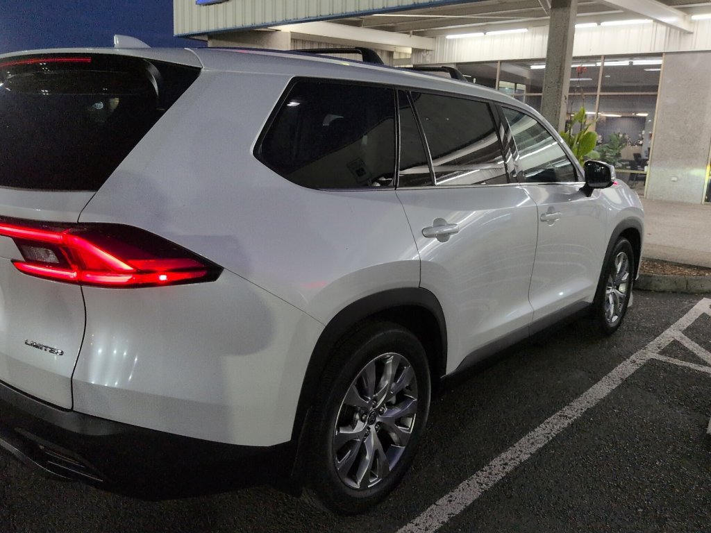 Used 2024 Toyota Grand Highlander AWD image 3