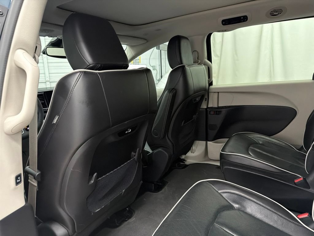 Used 2023 Chrysler Pacifica Limited FWD image 24