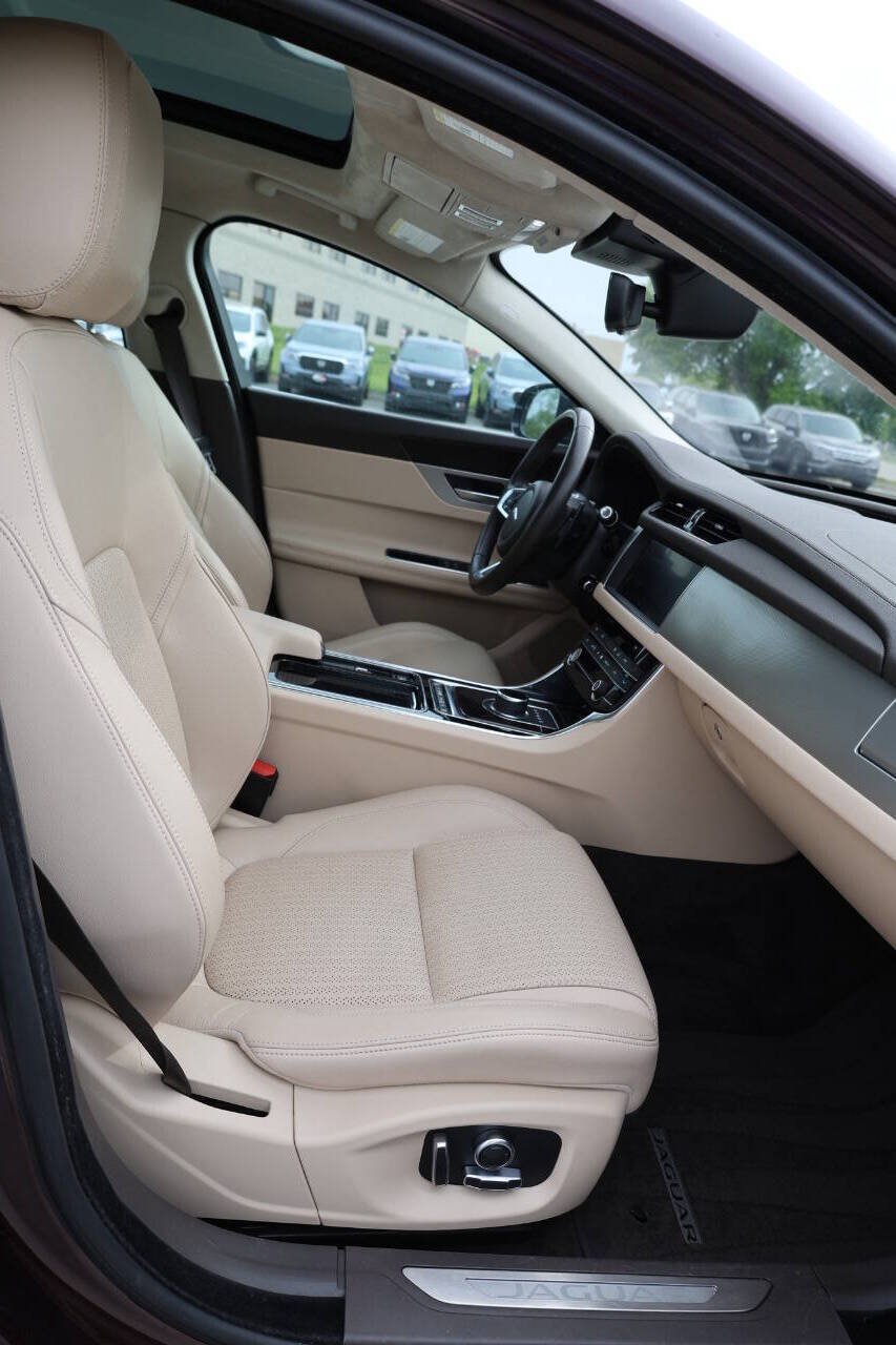 Used 2020 Jaguar XF Prestige AWD/4WD image 15