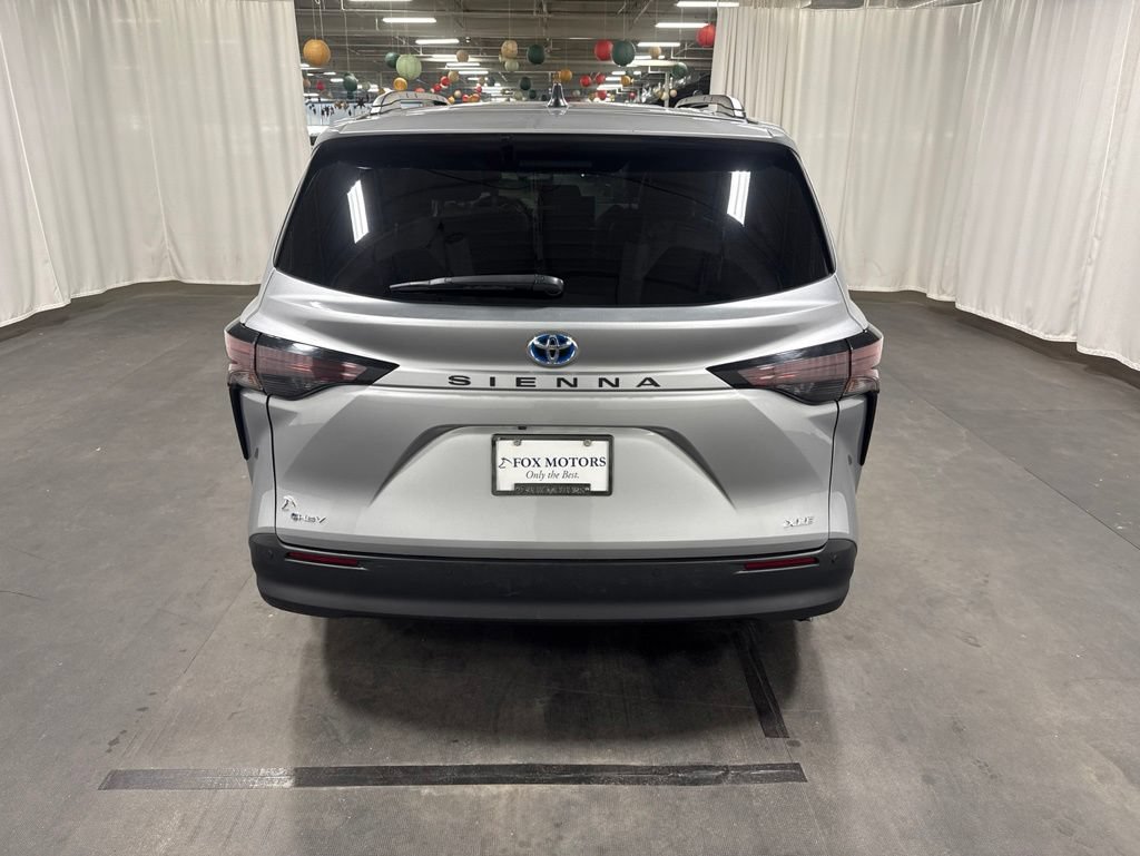 Used 2025 Toyota Sienna XLE FWD image 6