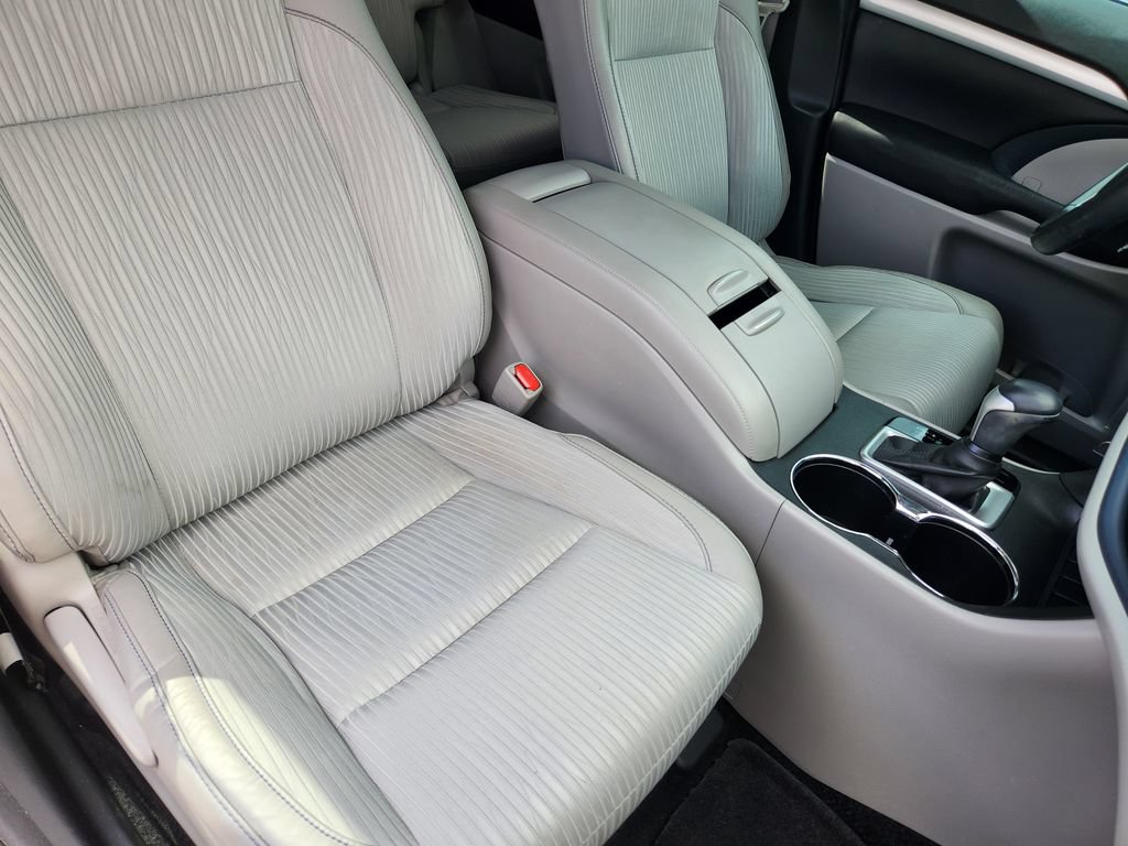 Used 2017 Toyota Highlander Plus FWD image 24