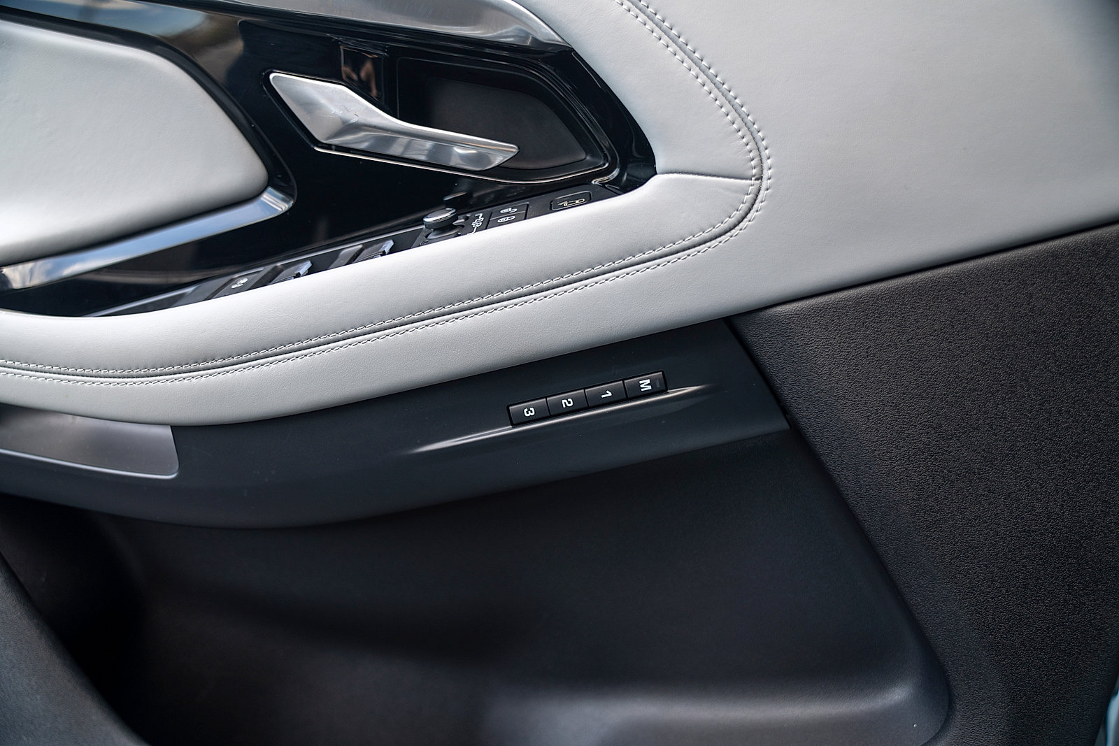 Used 2020 Land Rover Range Rover Evoque SE image 17