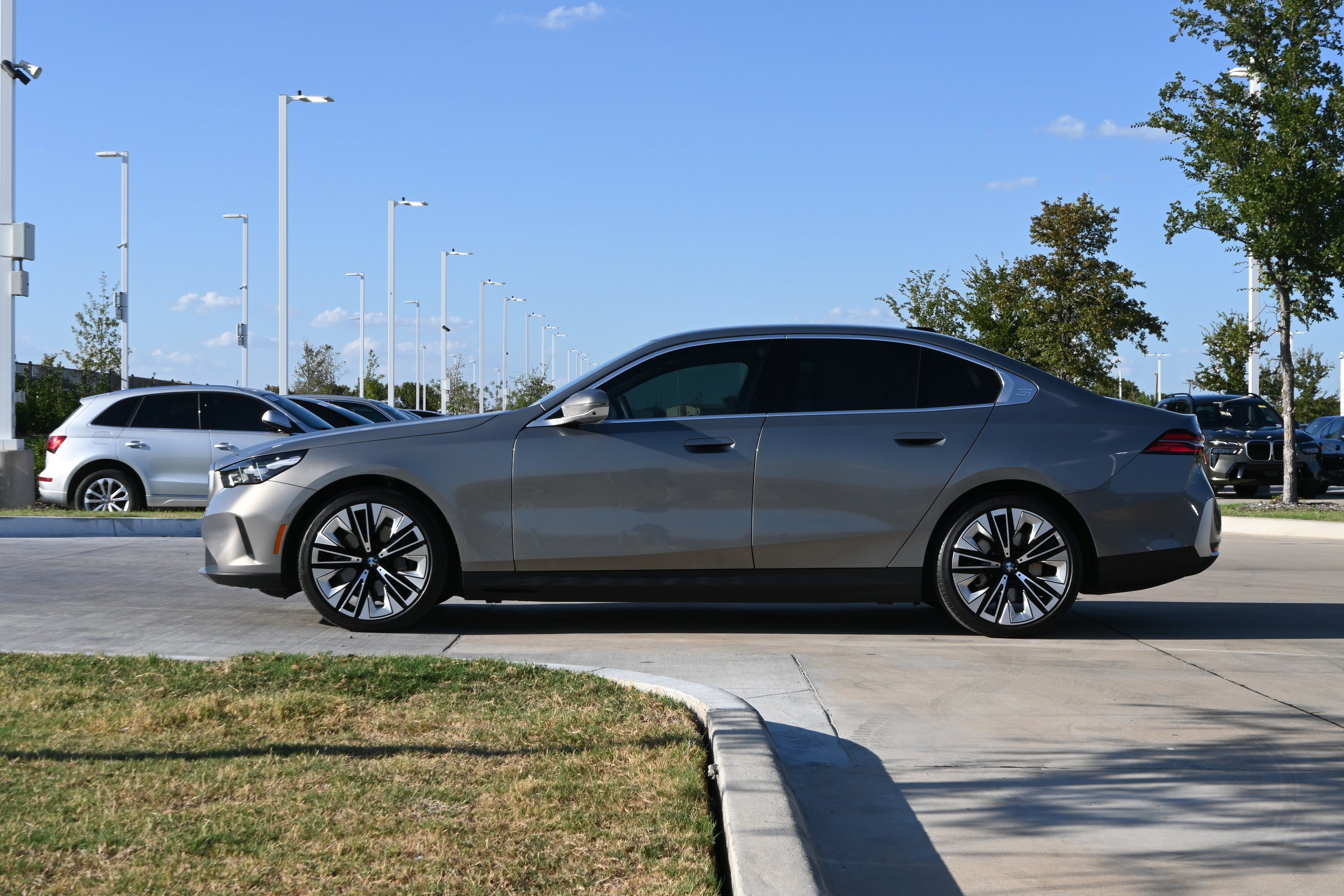 Certified 2026 BMW i5 eDrive40 w/ Executive Package RWD image 6