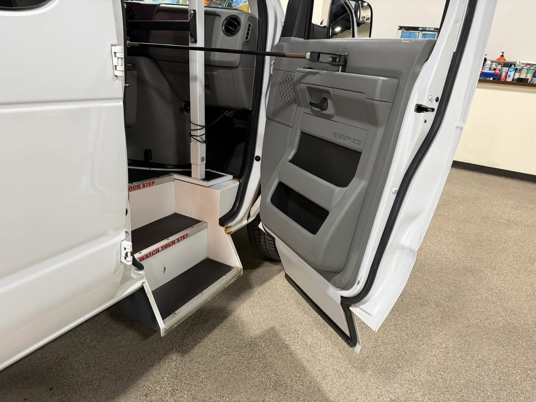 Used 2014 Ford E-250 and Econoline 250 Extended w/ Power Group RWD image 31