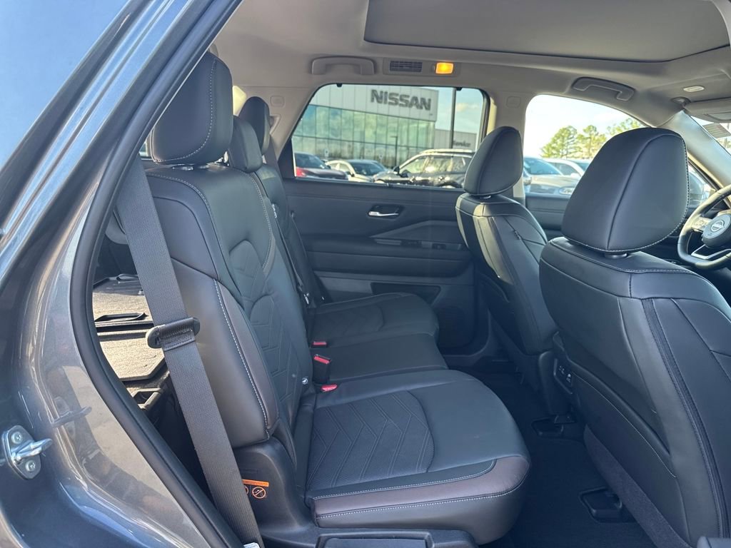 Used 2025 Nissan Pathfinder Platinum w/ Black Appearance Package image 42