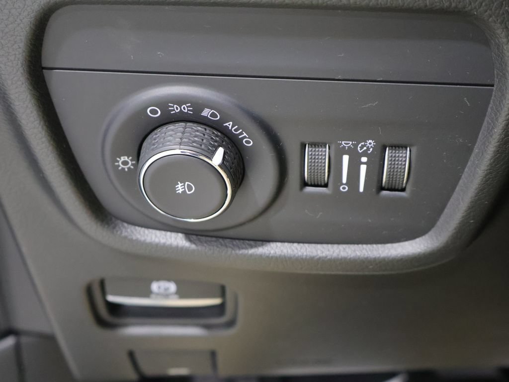 Used 2023 Jeep Grand Cherokee L Overland w/ Luxury Tech Group IV AWD/4WD image 33