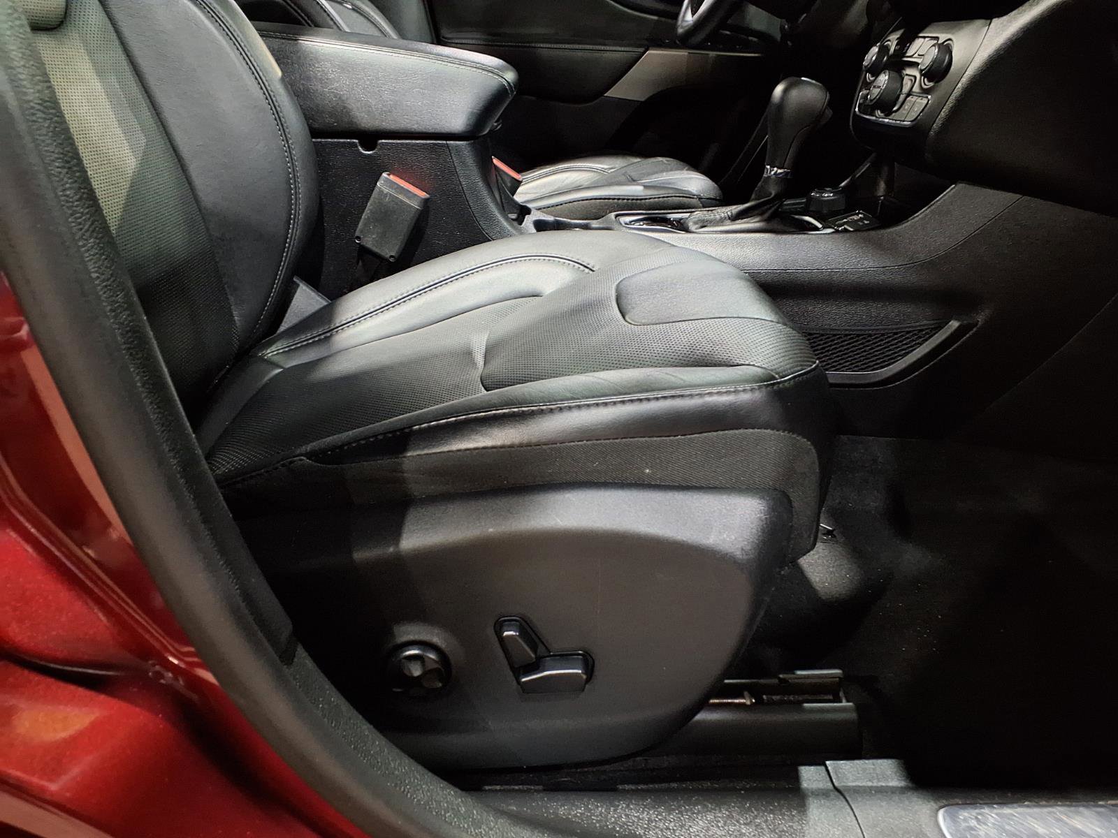 Used 2019 Jeep Cherokee Limited AWD/4WD image 19