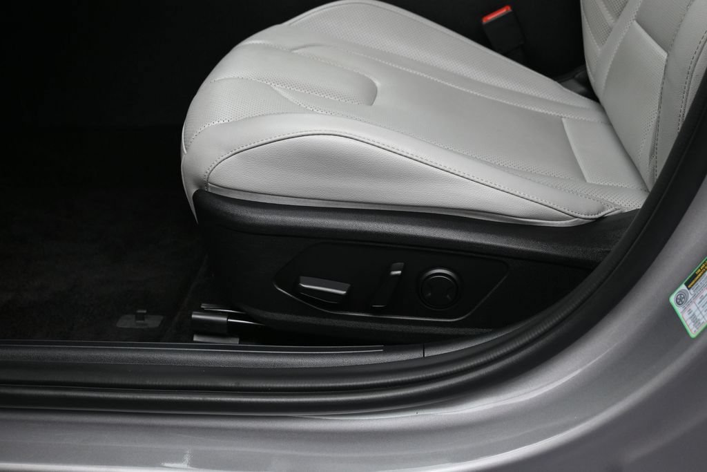 Used 2025 Hyundai Elantra Limited FWD image 24