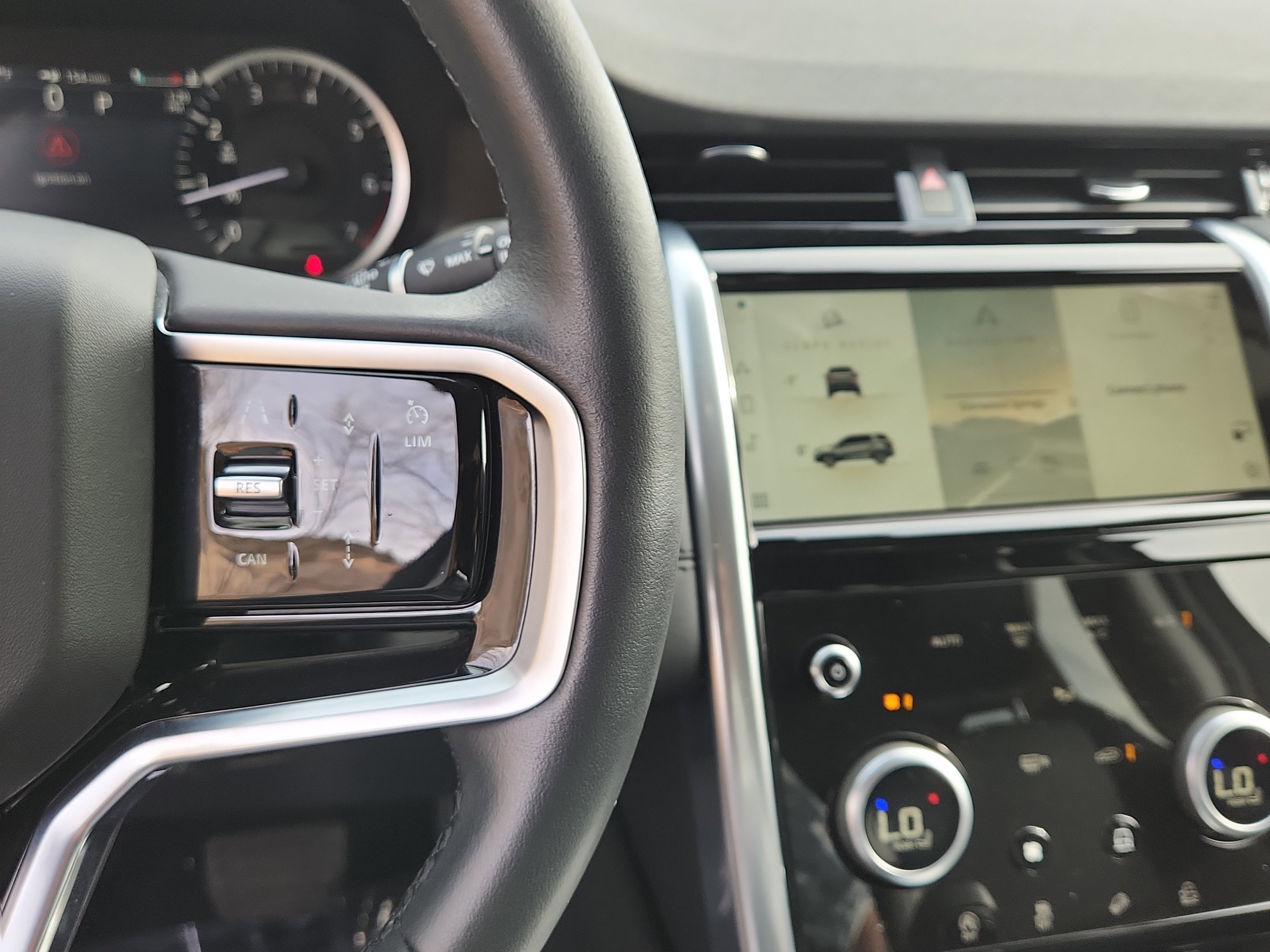 Used 2023 Land Rover Discovery Sport SE image 27