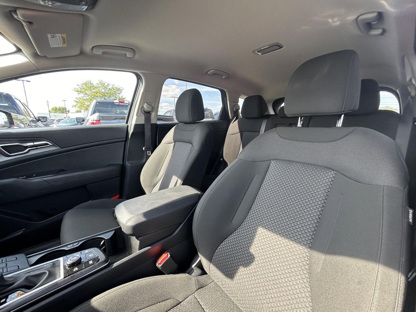 Used 2025 Kia Sportage LX image 3