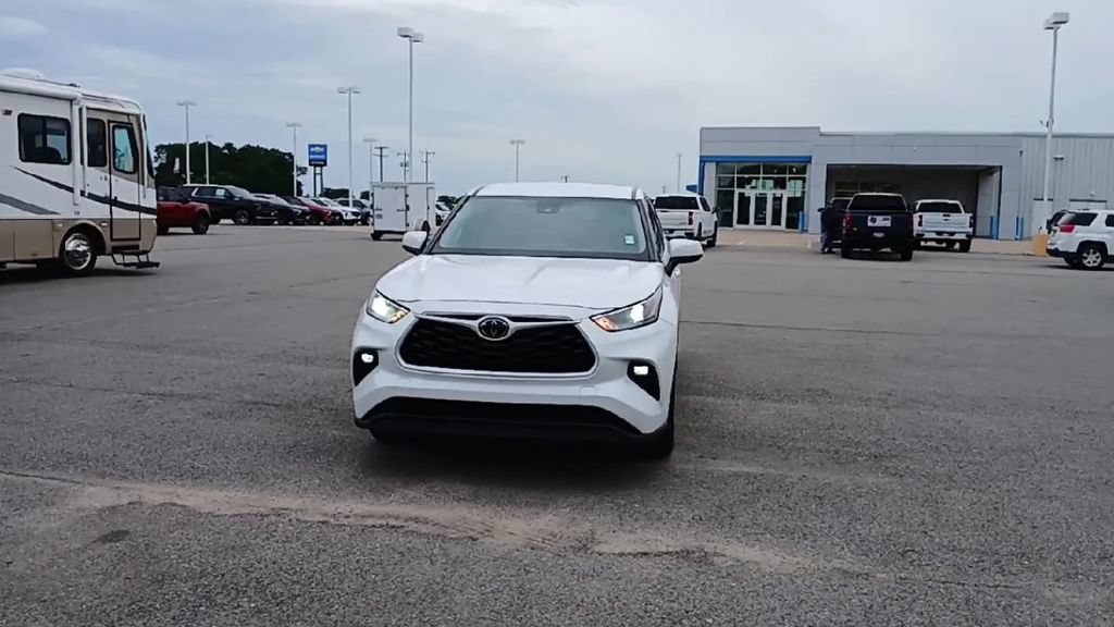 Used 2024 Toyota Highlander LE FWD image 3