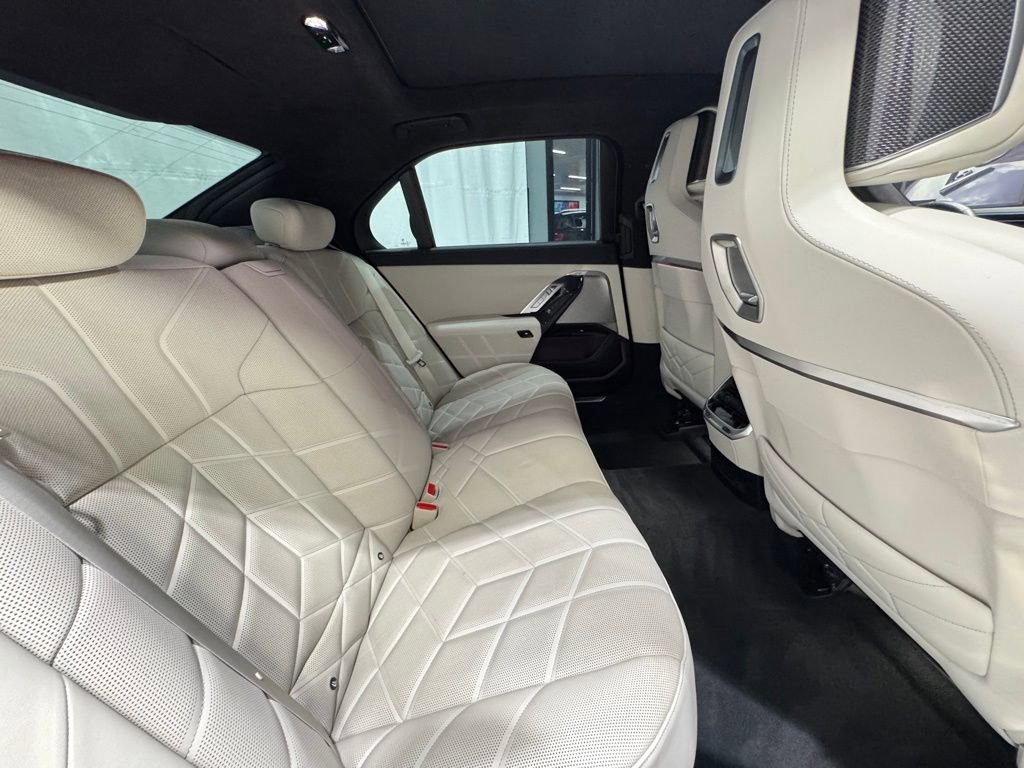 Used 2023 BMW 760i xDrive w/ Executive Package image 27