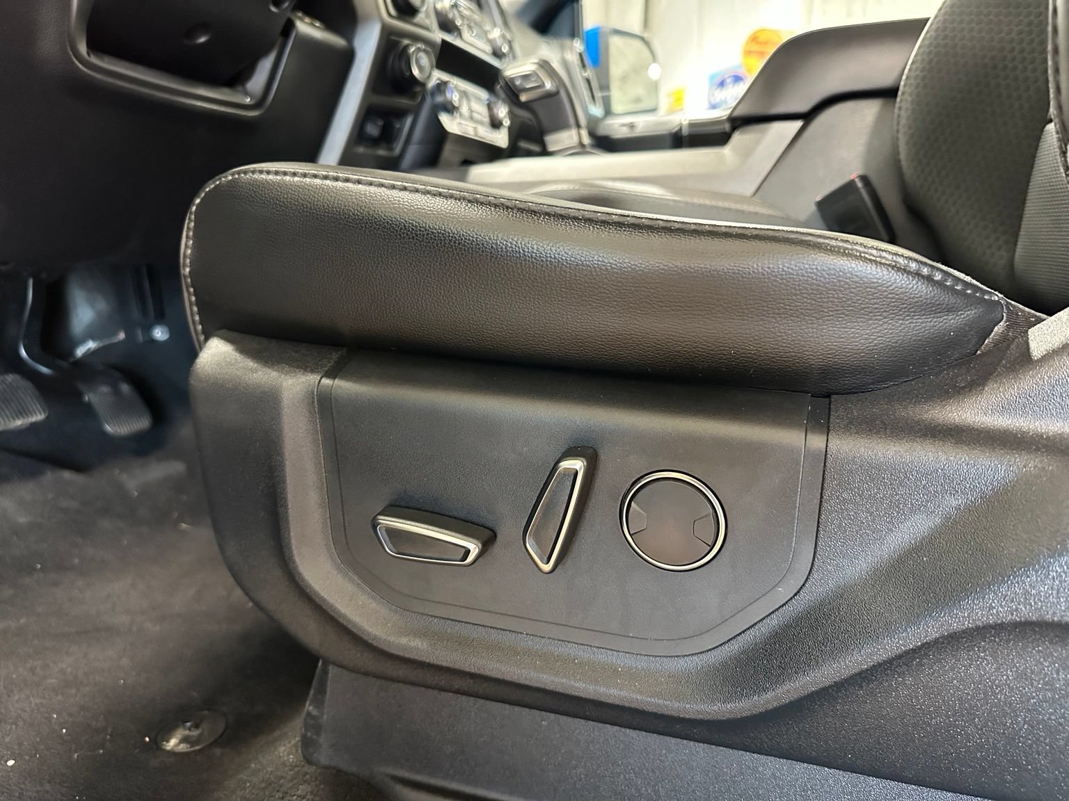 Used 2019 Ford F150 Raptor w/ Equipment Group 802A Luxury AWD/4WD image 16