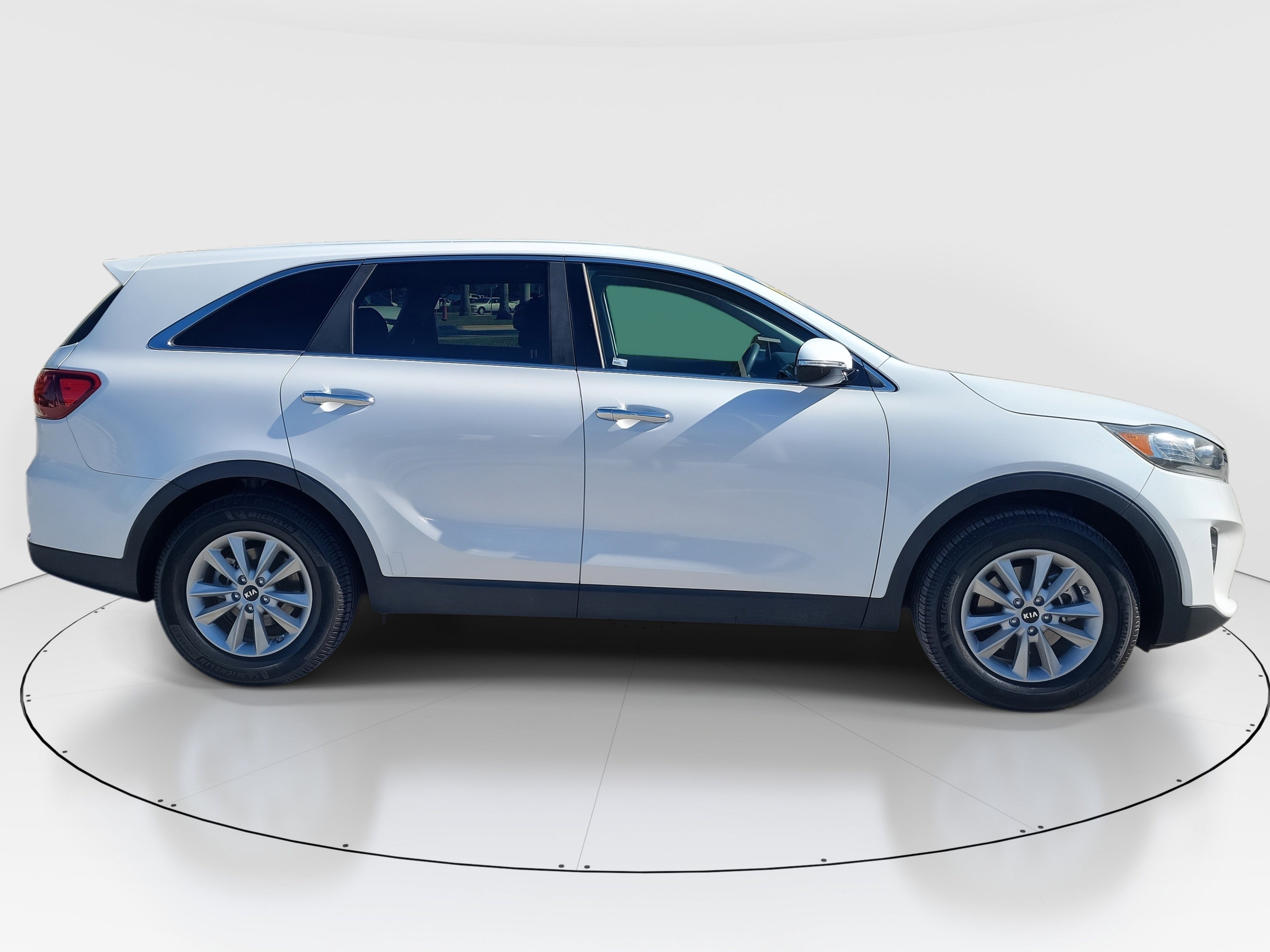 Used 2019 Kia Sorento LX image 2