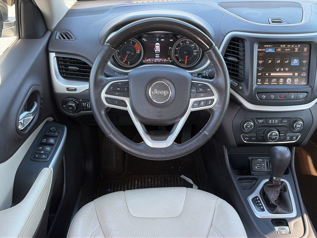 Used 2017 Jeep Cherokee Overland w/ Technology Group FWD image 12