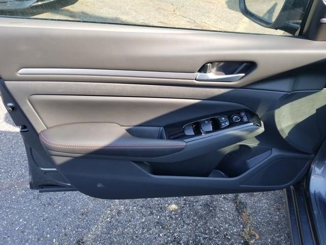 New 2025 Nissan Altima 2.5 SR image 8