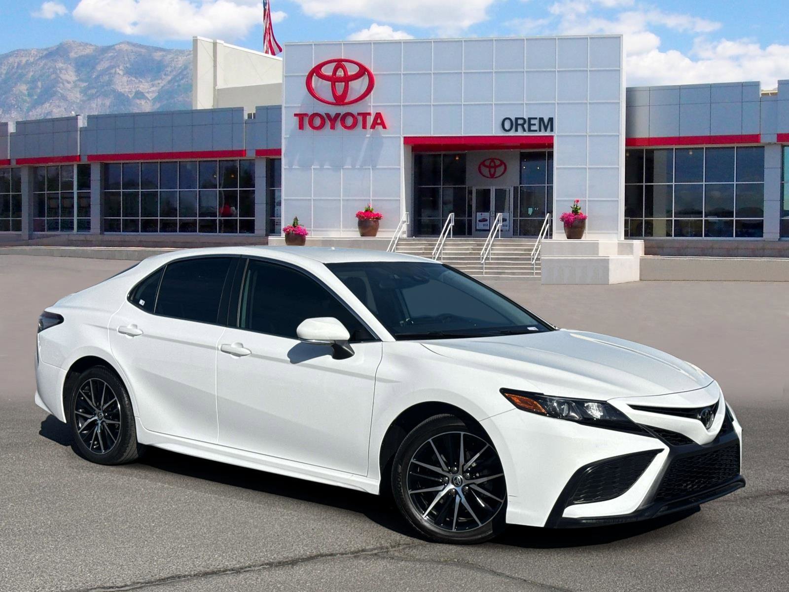 Used 2024 Toyota Camry SE image 1