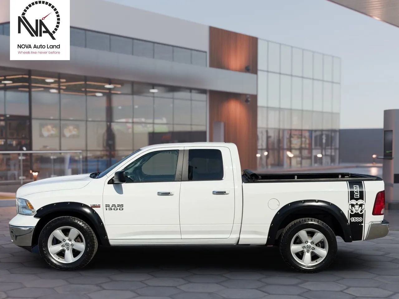 Used 2017 RAM 1500 Classic SLT AWD/4WD image 8