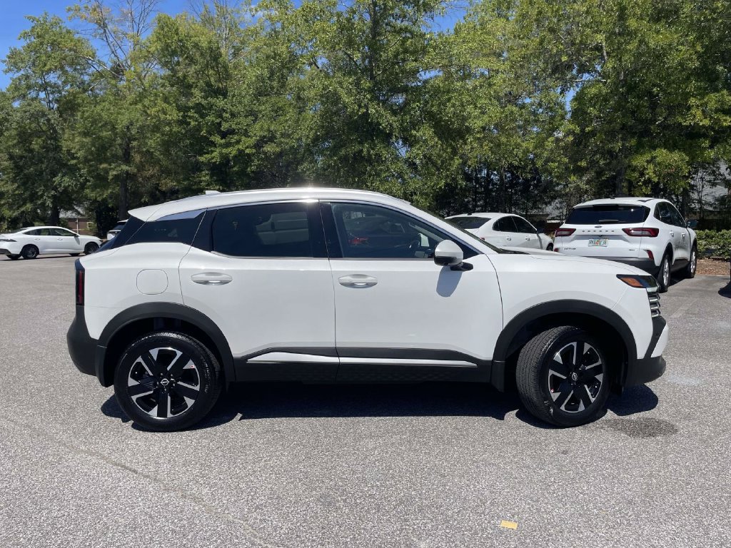 Used 2025 Nissan Kicks SR FWD image 2