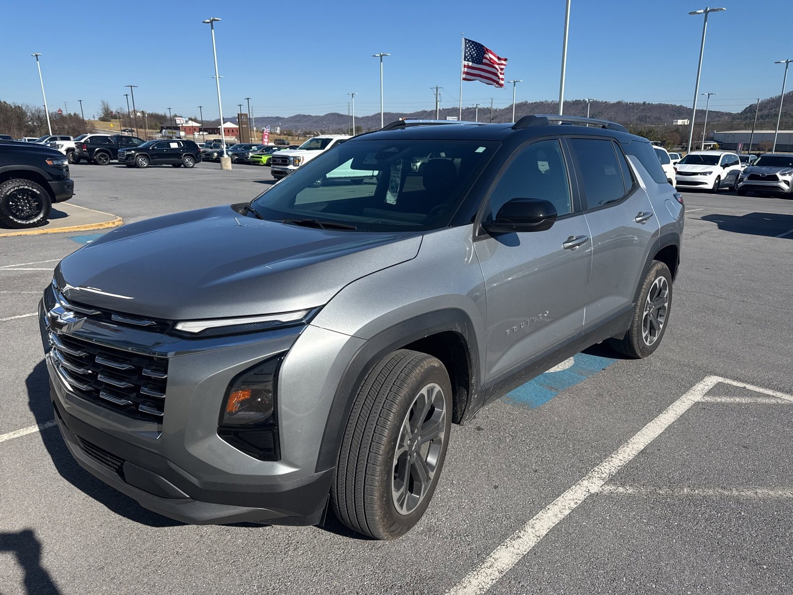 Used 2025 Chevrolet Equinox LT w/ Convenience Package II image 2