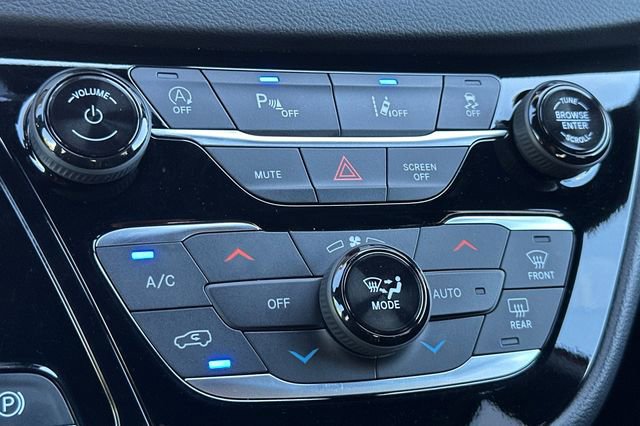 Used 2025 Chrysler Pacifica Select image 21