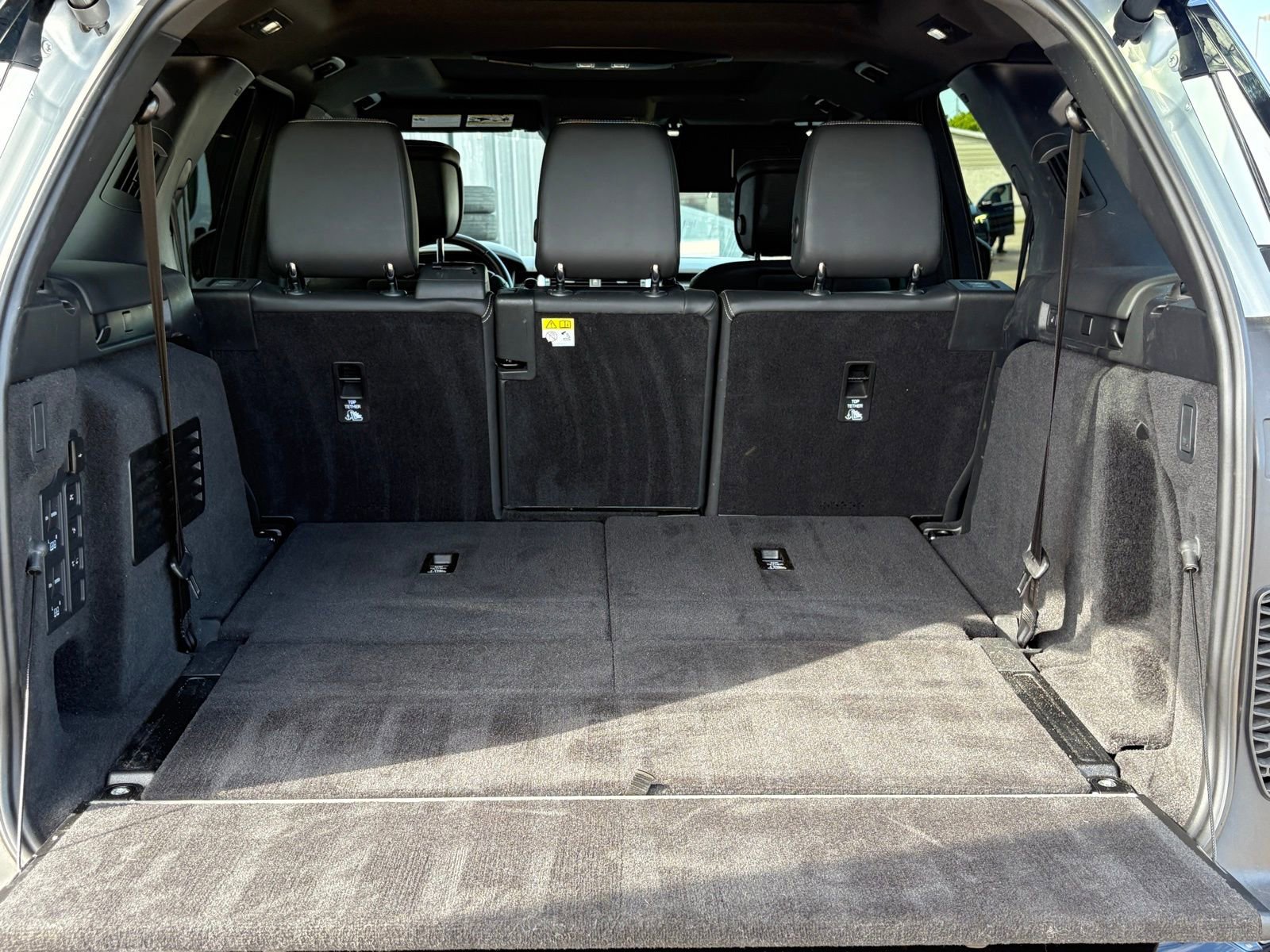 Used 2024 Land Rover Discovery Metropolitan Edition image 46