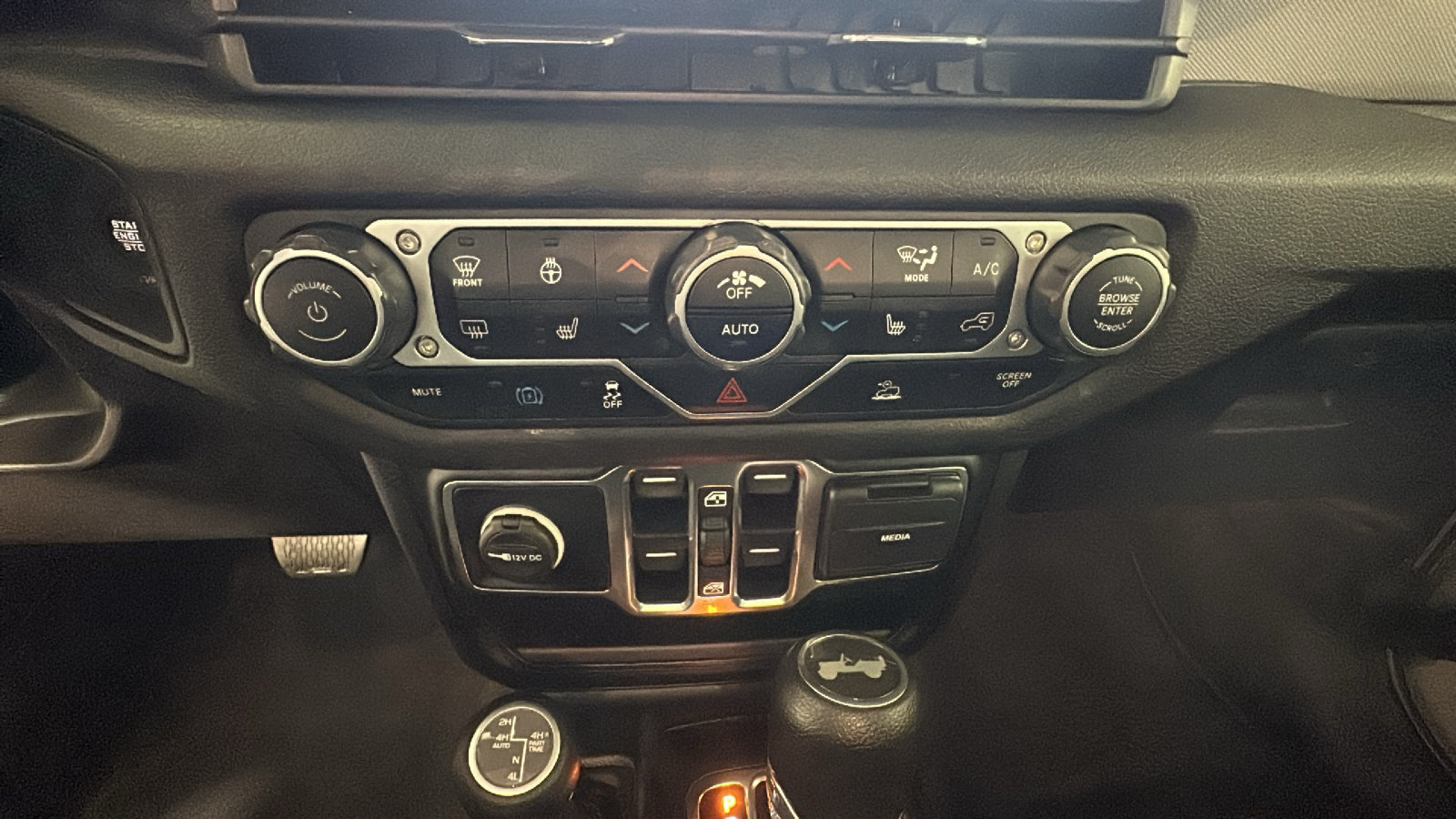 Used 2024 Jeep Wrangler Unlimited w/ Convenience Group AWD/4WD image 26