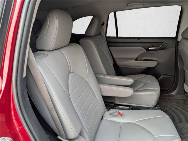 Used 2021 Toyota Highlander XLE AWD/4WD image 20