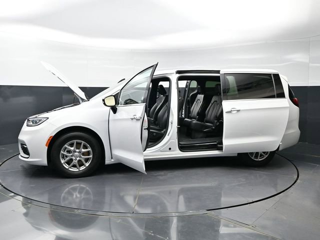 Used 2025 Chrysler Pacifica Select image 51
