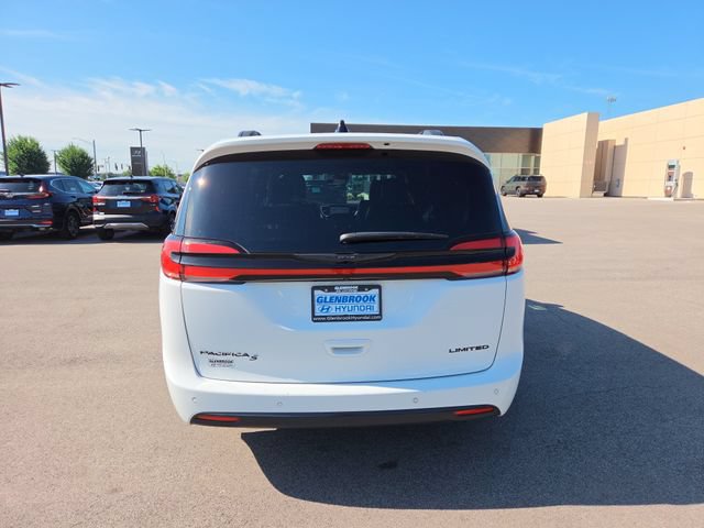 Used 2025 Chrysler Pacifica Limited FWD image 7
