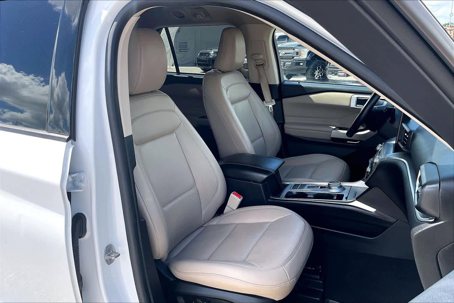 Used 2022 Ford Explorer XLT w/ Equipment Group 202A RWD image 9
