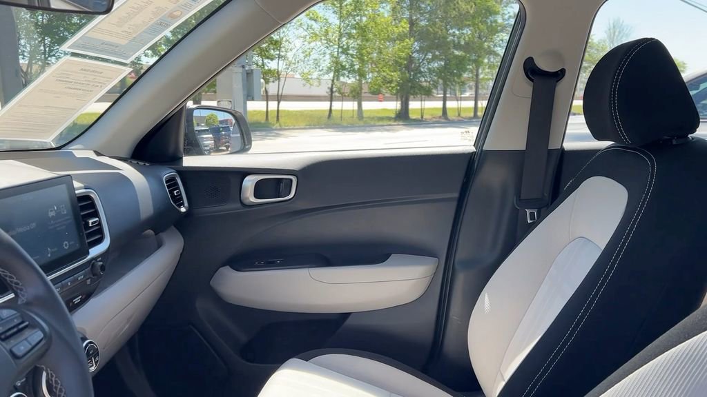 Used 2025 Hyundai Venue SEL image 29