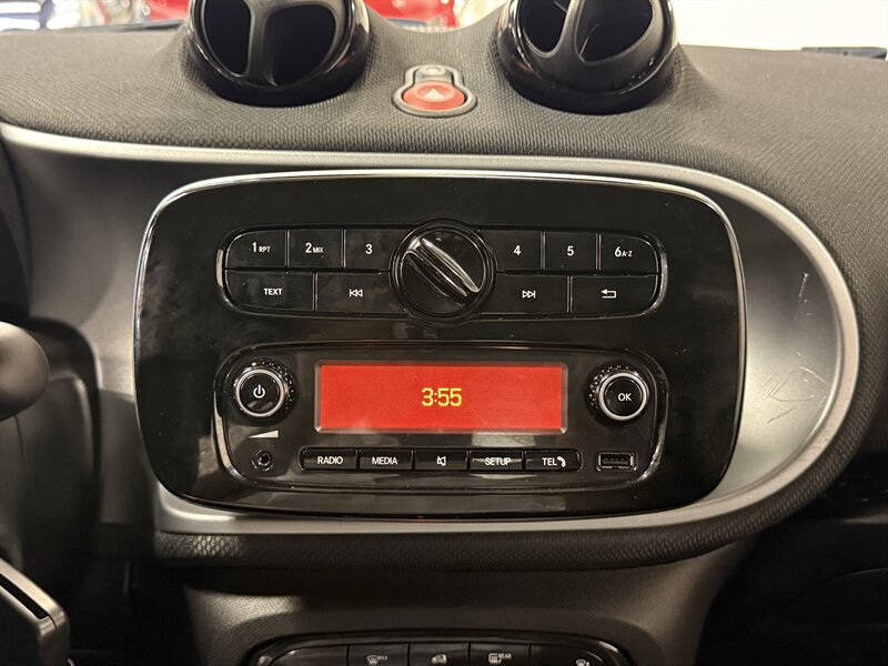 Used 2016 smart fortwo passion RWD image 23